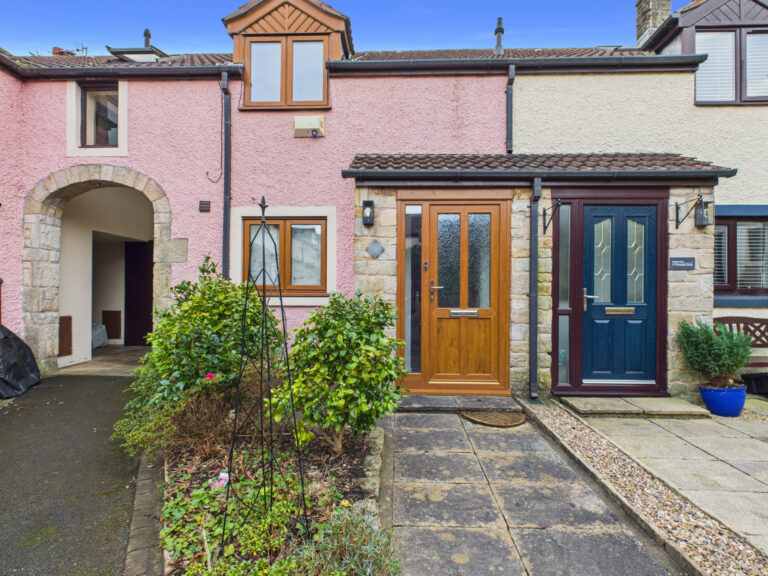 Threshers Court, Hollins Lane